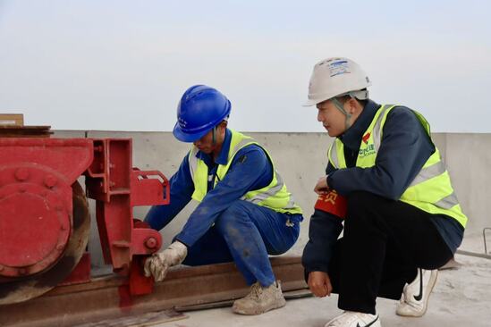 【質量安全】以“寒”為令 筑牢防線——平漯周高鐵項目多措并舉守護冬季施工安全 (1).jpg